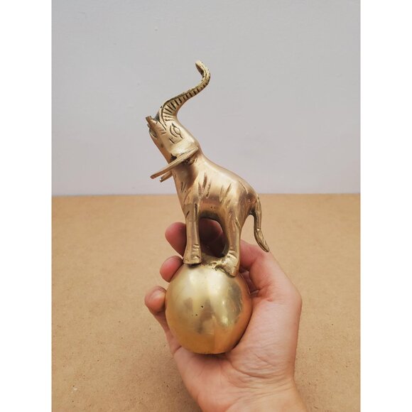 1970s Brass Circus Elephant on Ball Statuette / Figurine, Vintage 70s Metal Home - Picture 10 of 10